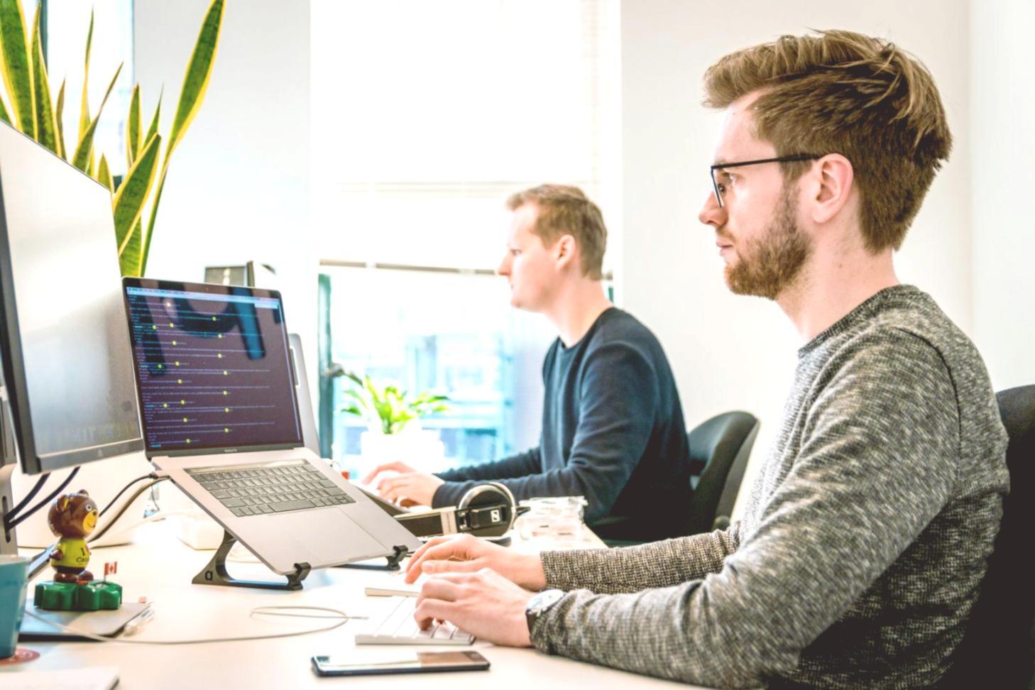Profesionales colaborando en análisis financiero